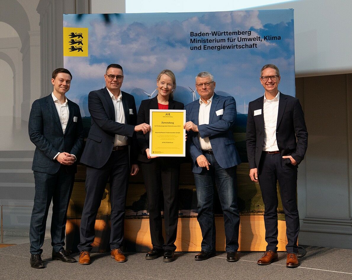 Feierliche Übergabe der Förderung des Landes Baden-Württemberg an SWF - Herrn Günther Haag (2. v.l.) und Herrn Oliver Fuchs (r) - Copyright Umweltministerium Baden-Württemberg